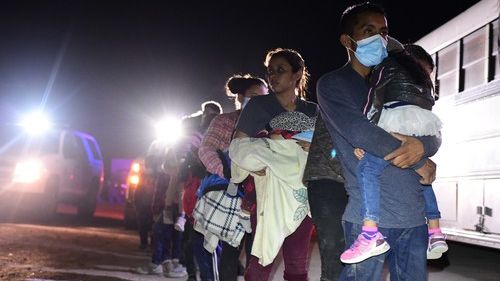 Washington zažívá „humanitární krizi“. Nezvládá nápor migrantů z Texasu